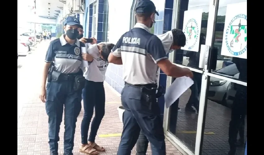 Momento en que  son conducidos los sujetos por unidades de la policía. 