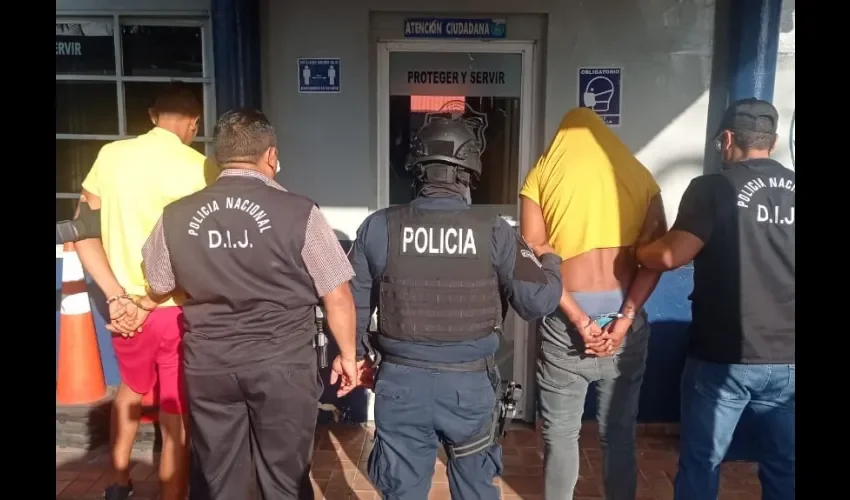 Policía Nacional durante la captura de un sujeto. 