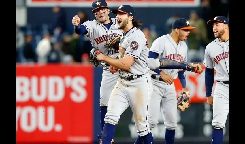 El equipo celebra su triunfo. 