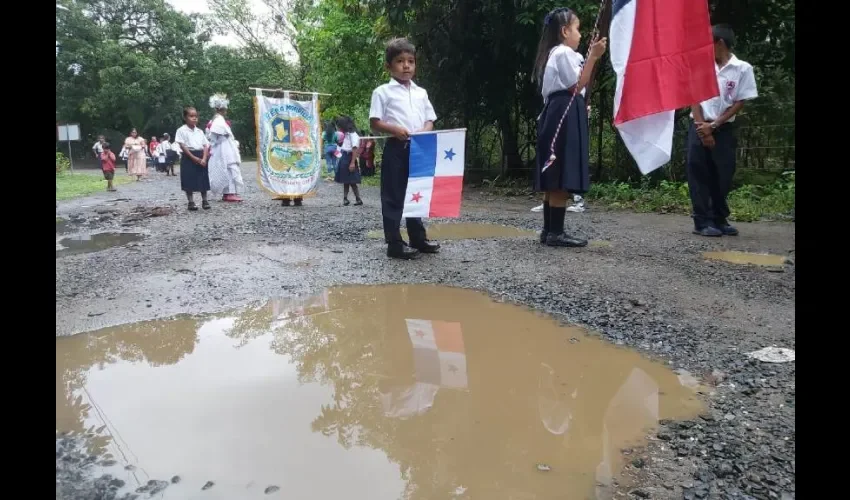 Lamentable por donde tienen que transitar a diario. 