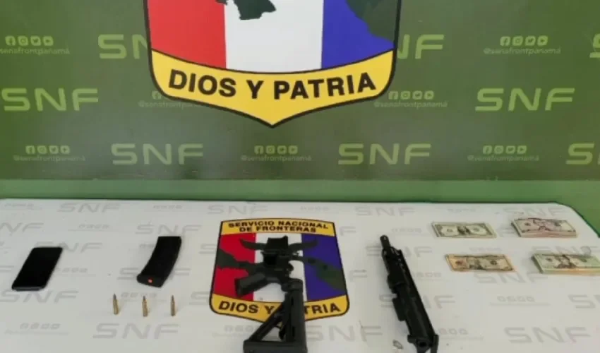 Armas decomisadas en el operativo.