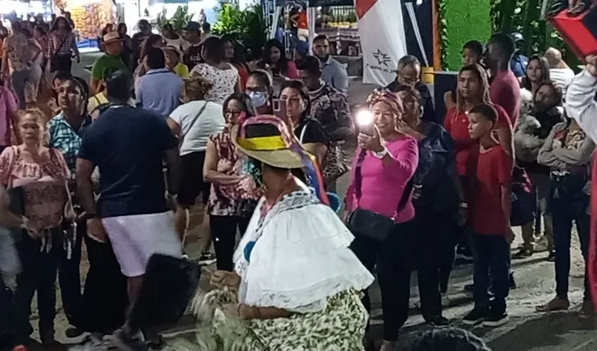 Durante la feria hay presentaciones folclóricas.