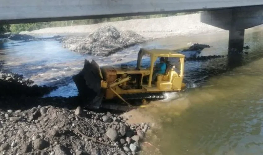 Trabajos de dragados en los ríos. 