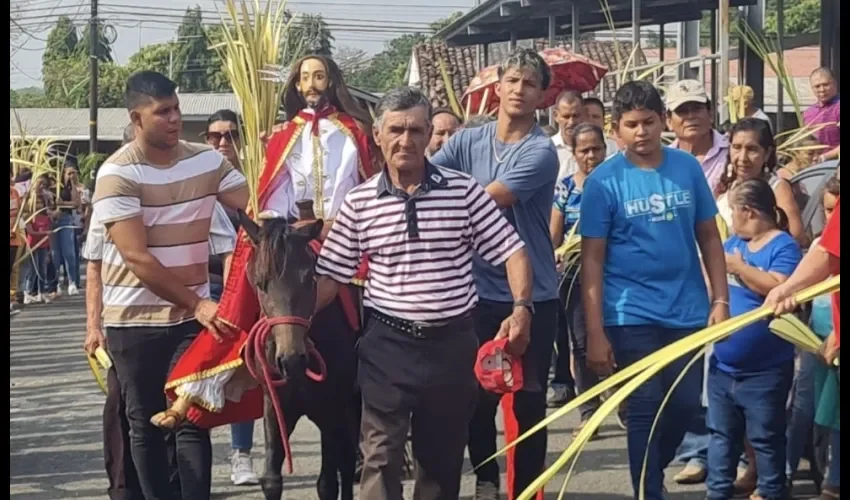 Papa Chu recorre las calles del pueblo. 