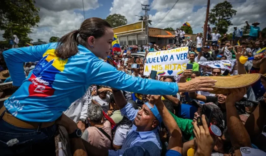 La líder antichavista María Corina Machado saluda a simpatizantes durante una caravana. EFE/ Henry Chirinos