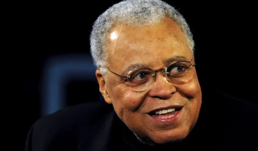 Fotografía de archivo en la que se observa al actor estadounidense James Earl Jones al ser entrevistado en 2009 durante los ensayos para la ceremonia de los Premios del Sindicato de Actores de Pantalla (SAG). EFE/John G. Mabanglo