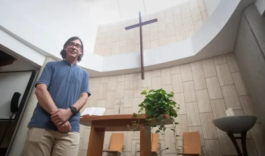 Ismael Gramaje, pastor de la iglesia protestante Betel-Sant Pau de Barcelona, inclusiva con las personas LGTBI. EFE/Marta Pérez