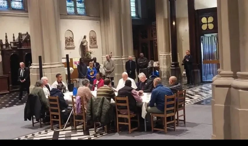 El papa acudió por sorpresa este sábado a la parroquia de San Gilles, en Bruselas, para desayunar con un grupo de personas sin hogar y migrantes. EFE/Vatican Media