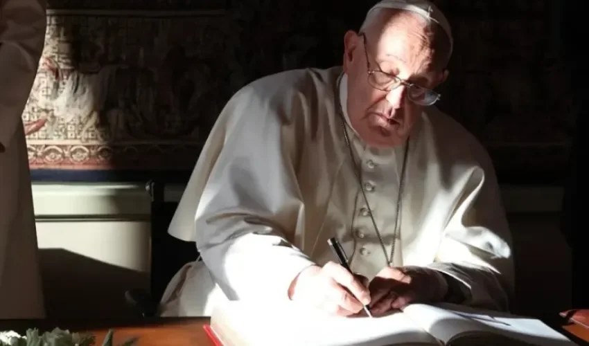 El Papa Francisco firma el libro de visitas En el Castillo de Laeken, cerca de Bruselas, este 27 de septiembre. EFE/EPA/Olivier Hoslet / POOL