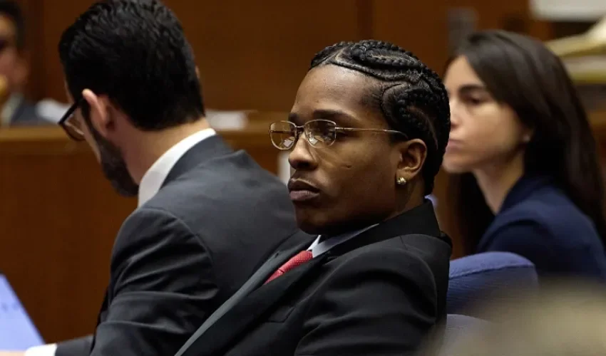 Rakim Mayers, también conocido como A$AP Rocky, escucha durante los alegatos finales de su juicio por asalto en el Centro de Justicia Penal Clara Shortridge Foltz en Los Ángeles, California, EE.UU., 13 de febrero de 2025. EFE/ALLISON DINNER