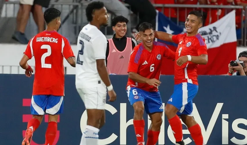 El jugador de la selección chilena Nicolás Guerra (d) celebra un gol este sábado durante el partido amistoso entre la Selección de Chile y la Selección de Panamá, en el Estadio Nacional Julio Martínez Prádanos (Chile). EFE/ Osvaldo Villarroel