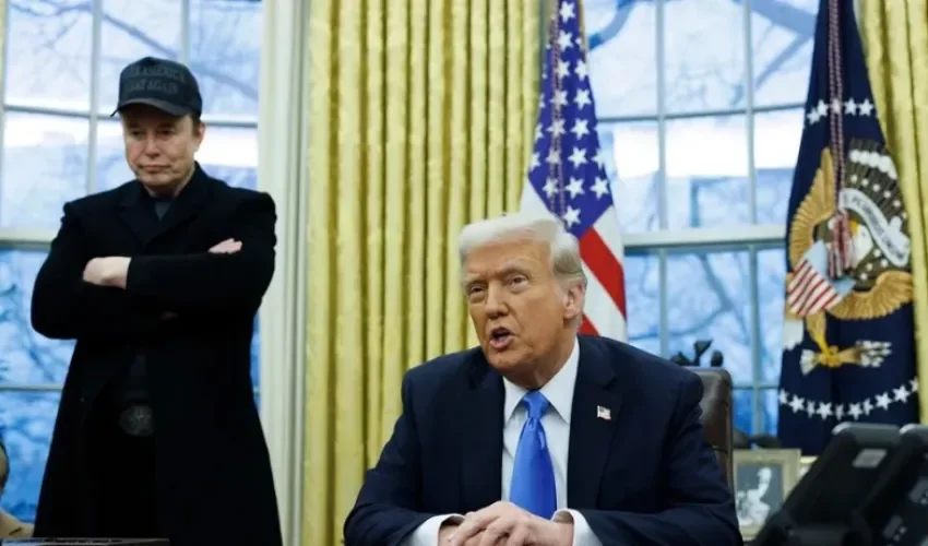 El empresario y funcionario especial del Gobierno estadounidense Elon Musk (i), junto a su hijo X, y el presidente de EEUU, Donald J. Trump (d). EFE/EPA/Aaron Schwartz