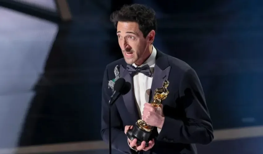 El actor Adrien Brody ofrece un discurso tras ganar el Óscar, por su papel en 'The Brutalist', el 3 de marzo de 2025. EFE/Allison Dinner