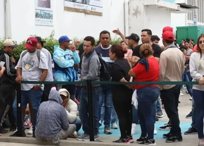  Migrantes, en su mayoría venezolanos, hacen fila en una estación migratoria en el municipio de Tuxtla Gutiérrez (México). EFE/ Carlos López 