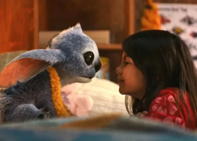  Fotograma cedido por Disney donde aparece Maia Kealoha como Lilo (d) y el personaje Stitch en una escena de la película 'Lilo &amp; Stitch'. EFE/Disney 