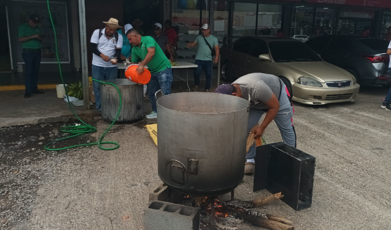 Educadores de Veraguas protestan con olla común contra nueva ley de la CSS 