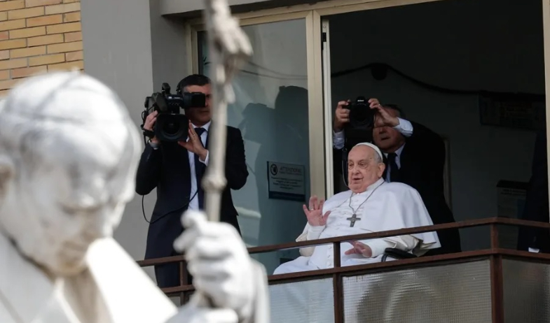 El papa Francisco abandona el hospital y regresa al Vaticano 38 días después 