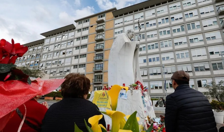 El papa Francisco sigue los ejercicios espirituales y su estado de ánimo es bueno 