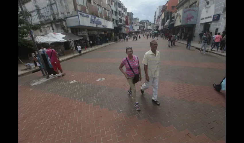 La gente siempre se da su baño de pueblo y visita la Avenida Central. Foto: Roberto Barrios