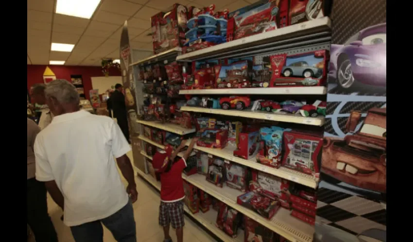 Padres de familias compran los regalos a último tiempo. Foto: Roberto Barrios