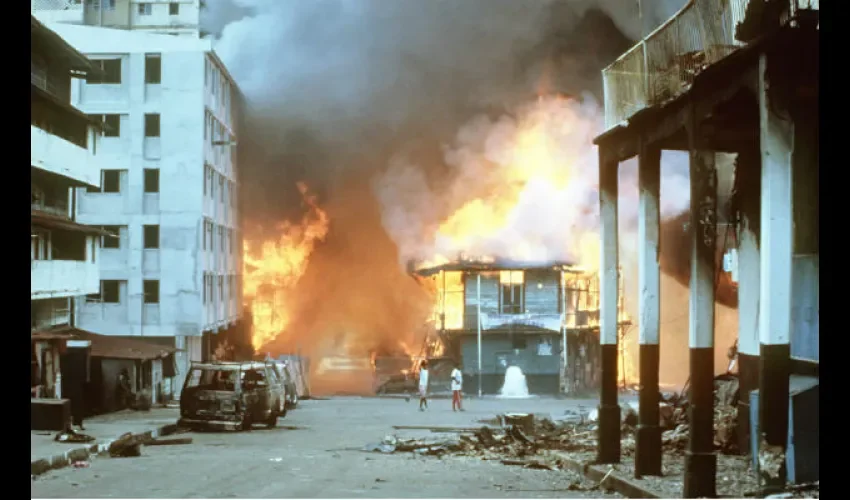 Vistas de El Chorrillo en 1989 tras ser invadido por Estados Unidos.