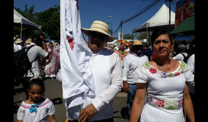 El acordeonista trabaja en varios temas musicales.