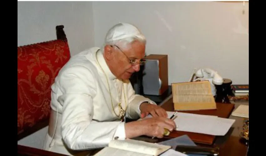 El escudo papal de Benedicto XVI conserva algunos elementos originales del escudo episcopal del cardenal Joseph Ratzinger y descarta la tradicional triple tiara pontificia, reemplazándola por una mitra. Foto: Redes Sociales