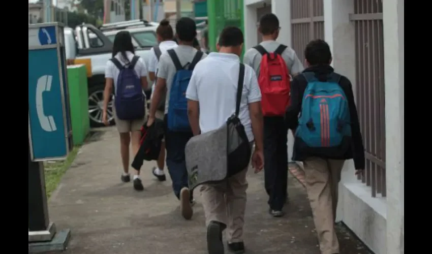 Los padres de familia se mantienen en alerta por el aumento en los colegios. FOTO: EPASA