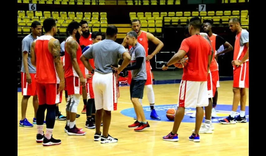 La selección mayor de Baloncesto de Panamá en sus entrenamientos en la Arena Roberto Durán. Foto: Pandeportes 