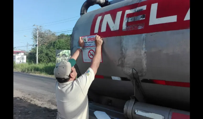 Las autoridades supervisan los cisternas y le ponen su respectivo sello de aprobado. Foto/Eric Montenegro