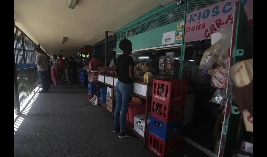 Venta de todo tipo de productos que ayudan a los pacientes del Complejo.  Foto:  Roberto Barrios 