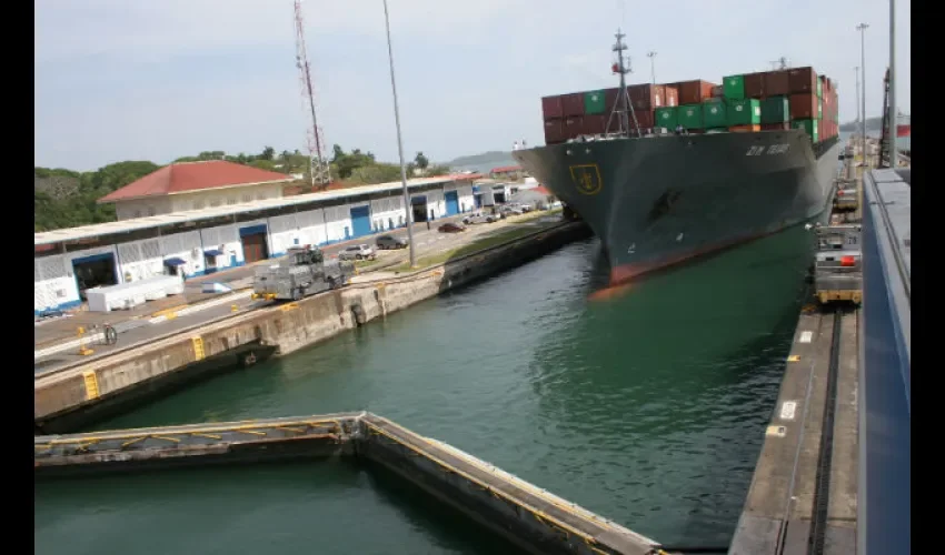 Foto ilustrativa del tránsito por el Canal de Panamá. 