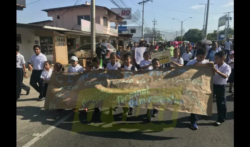 Protesta en  la escuela Manuela H. de Pérez.