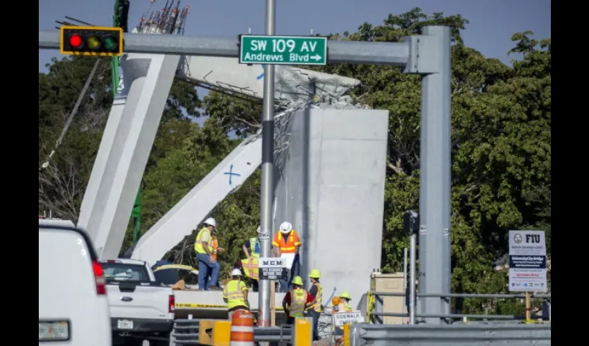 Las autoridades culminan la búsqueda de cuerpos en el área donde colapsó un puente peatonal. FOTO/AP