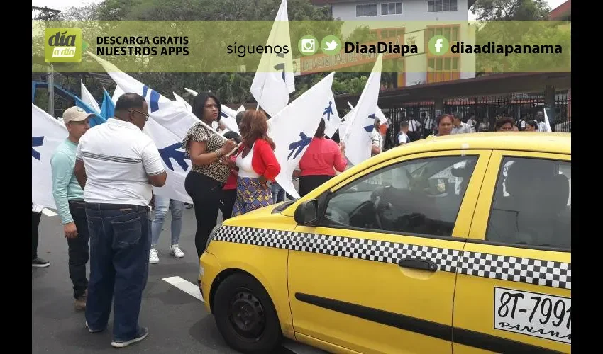 Este taxista quería pasar, y como no podía, les tiraba el carro a los universitarios. Fotos: Roberto Barrios