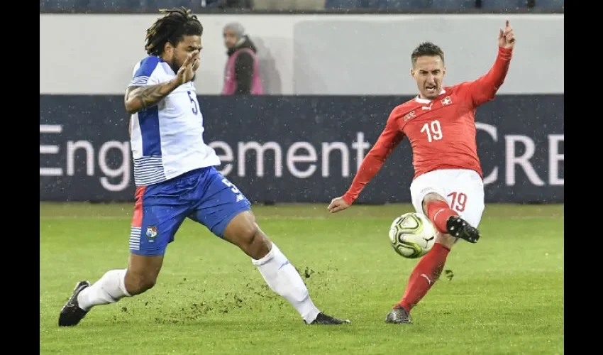 Román Torres (izq.), defensa de Panamá, fue muy criticado en las redes sociales.