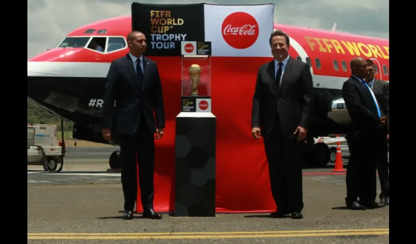 El jugador David Trezeguet y el presidente Juan Carlos Varela. Foto: Anayansi Gamez