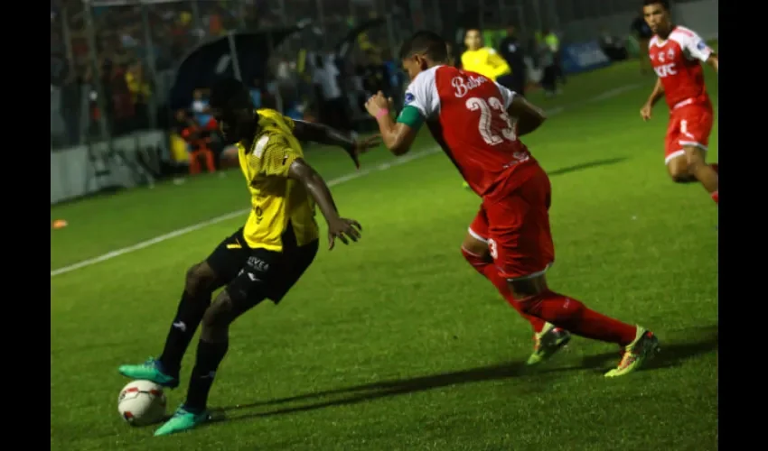 José Fajardo (izq.) fue el autor de uno de los mejores goles que se ha visto en el fútbol panameño./Anayansi Gamez