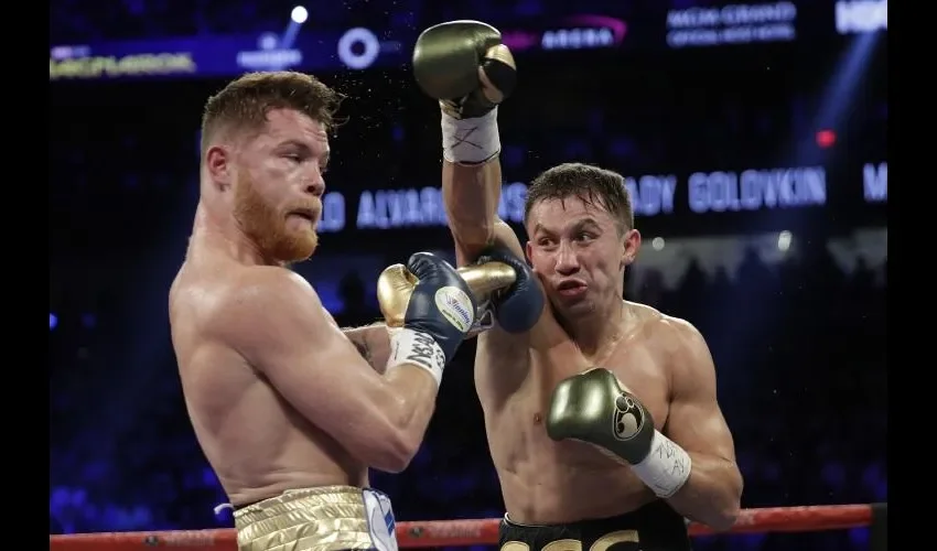 Saúl Álvarez (izq.) enfrentó a Gennady Golovkin el año pasado.