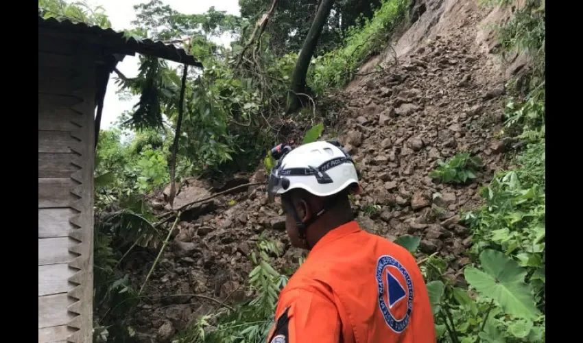 Las fuertes lluvias causaron el desprendimiento de tierra. 