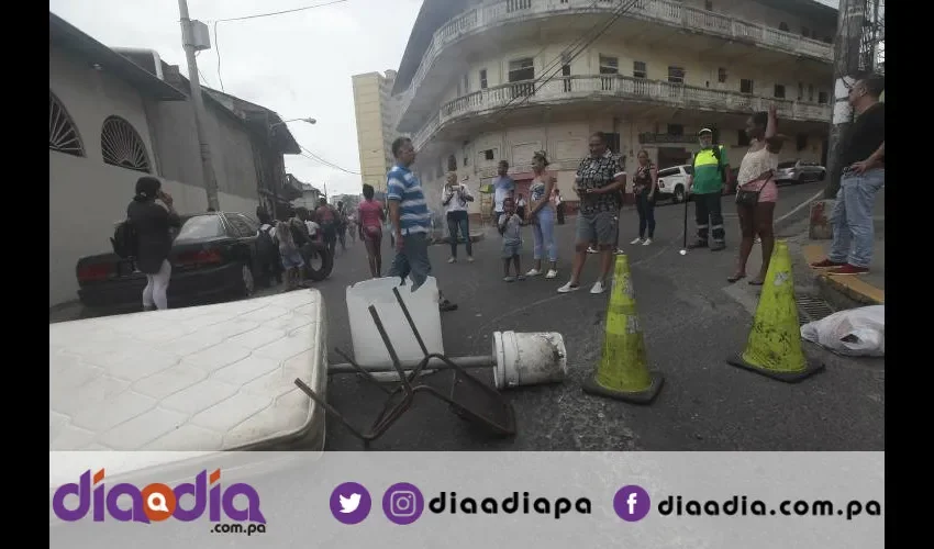 Se cansaron de estar sin agua y cerraron la calle. Foto: Roberto Barrios