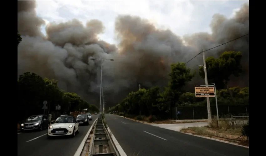 El humo emerge de un incendio, en Neo Voutsa. Foto: EFE