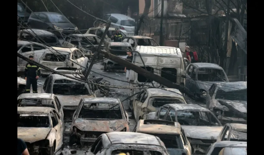 Varios coches calcinados tras el incendio. Foto: EFE