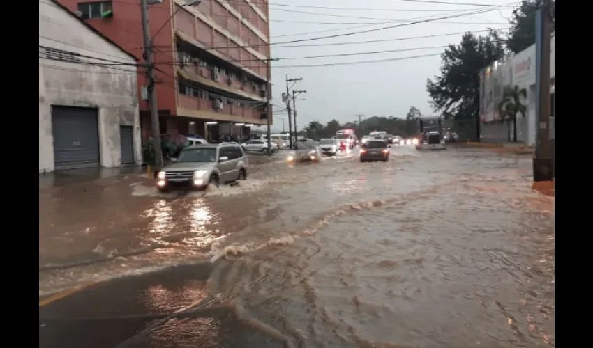 Así quedó la calle frente a Hossana. Foto: J. Simmons