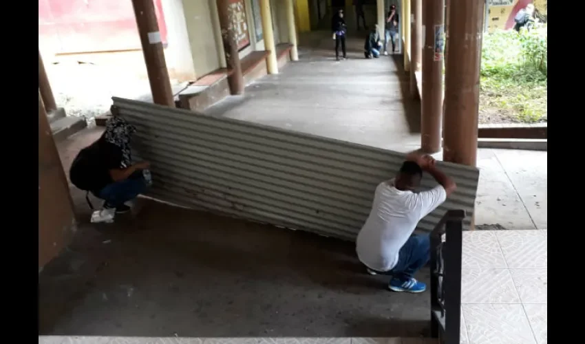 Estudiantes intentan refugiarse de las unidades policiales. Foto: Roberto Barrios. 