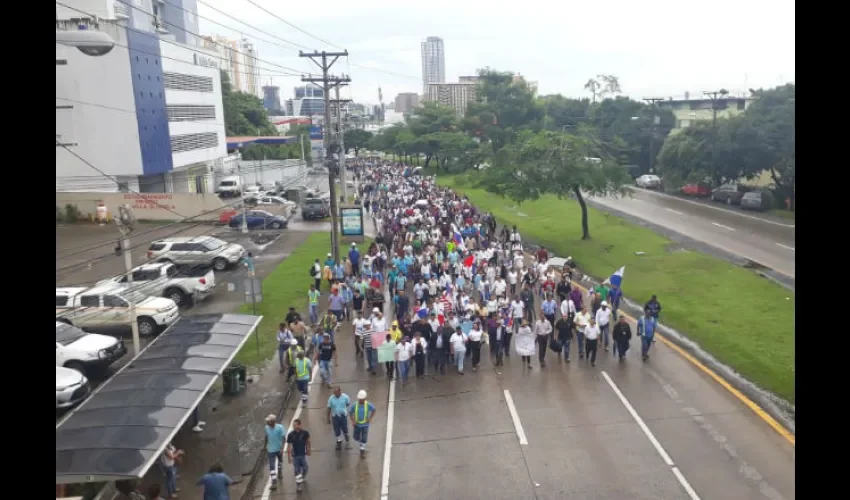 Comunidad educativa de la UTP protesta.