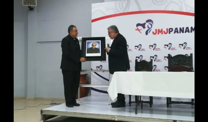 Monseñor Ulloa recibe la reliquia. Foto: Cortesía