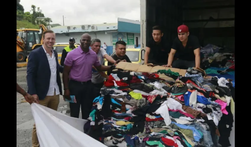 La ropa será regalada a los moradores del distrito. Foto: Cortesía