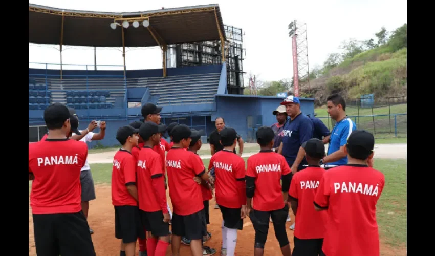 Elpidio Pinto (C.) habla con sus jugadores durante un entrenamiento.