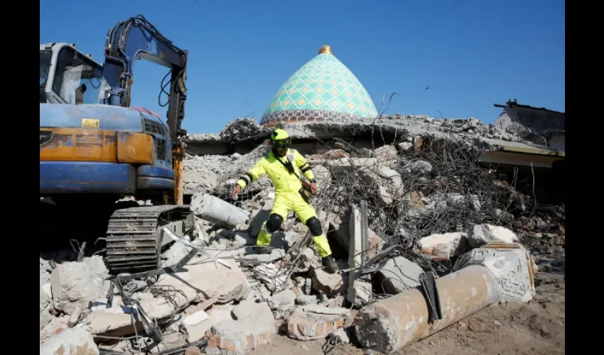 Miembros de los servicios de rescate buscan víctimas entre los escombros. Foto: EFE